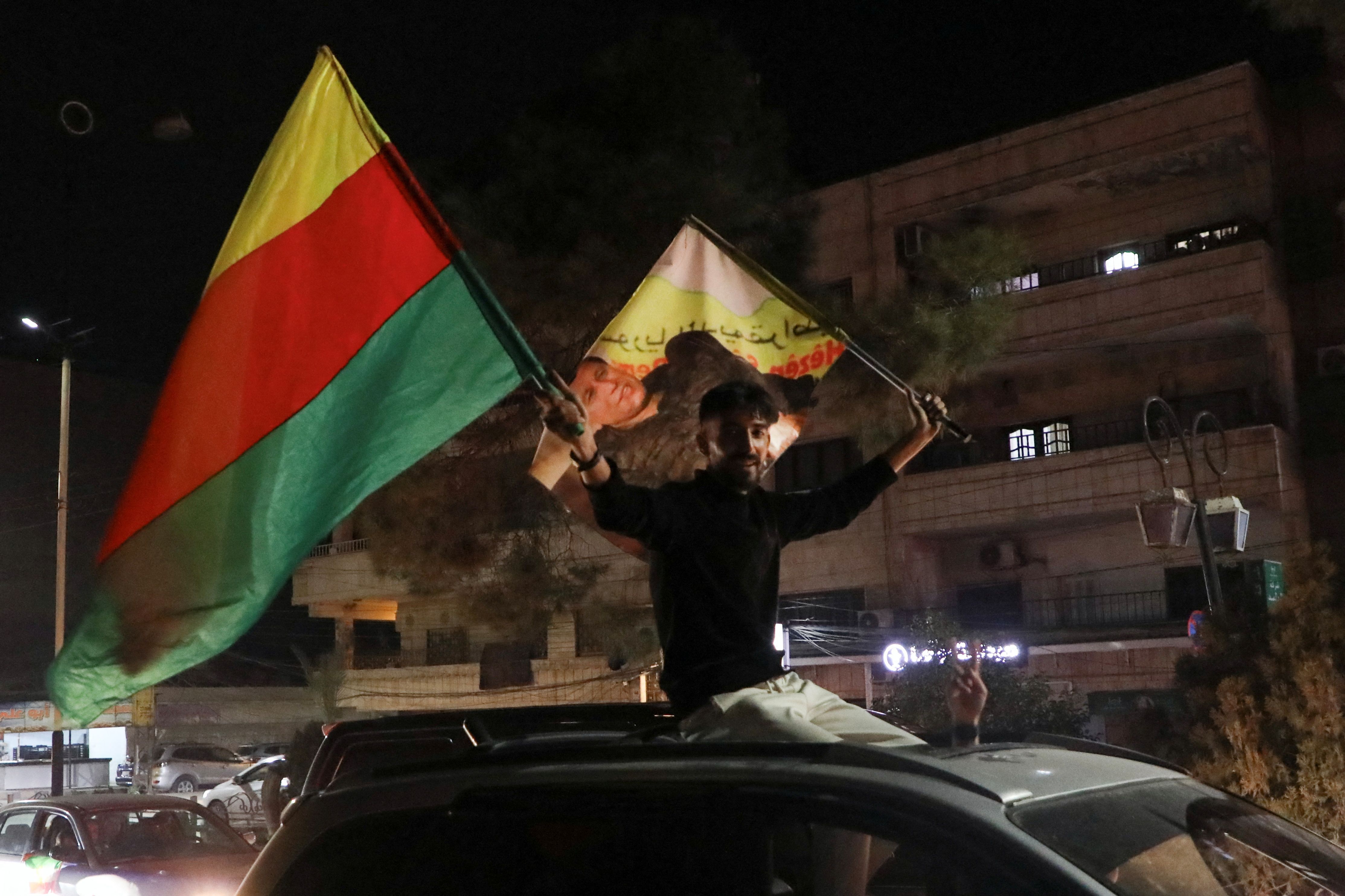 خوشحالی مردم از توافق نیروهای کُرد و حکومت سوریه، شهر قامشلی، ۲۱ اسفند