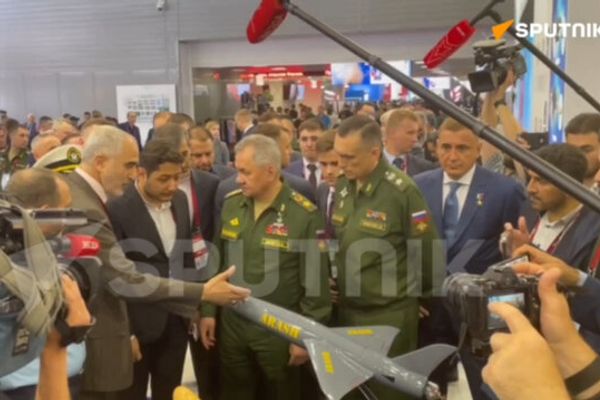 Russian Defense Minister Visits Iranian Military Stand at Army Expo