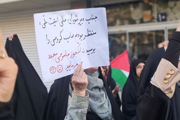 البرلمان الإيراني يطالب بجلسة استثنائية لمساءلة لاريجاني وعراقجي حول "اتفاق القاهرة"