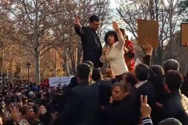 الاتحاد الأوروبي يطالب بالإفراج عن نرجس محمدي.. اعتقال 39 شخصًا في مراسم خسرو عليكردي