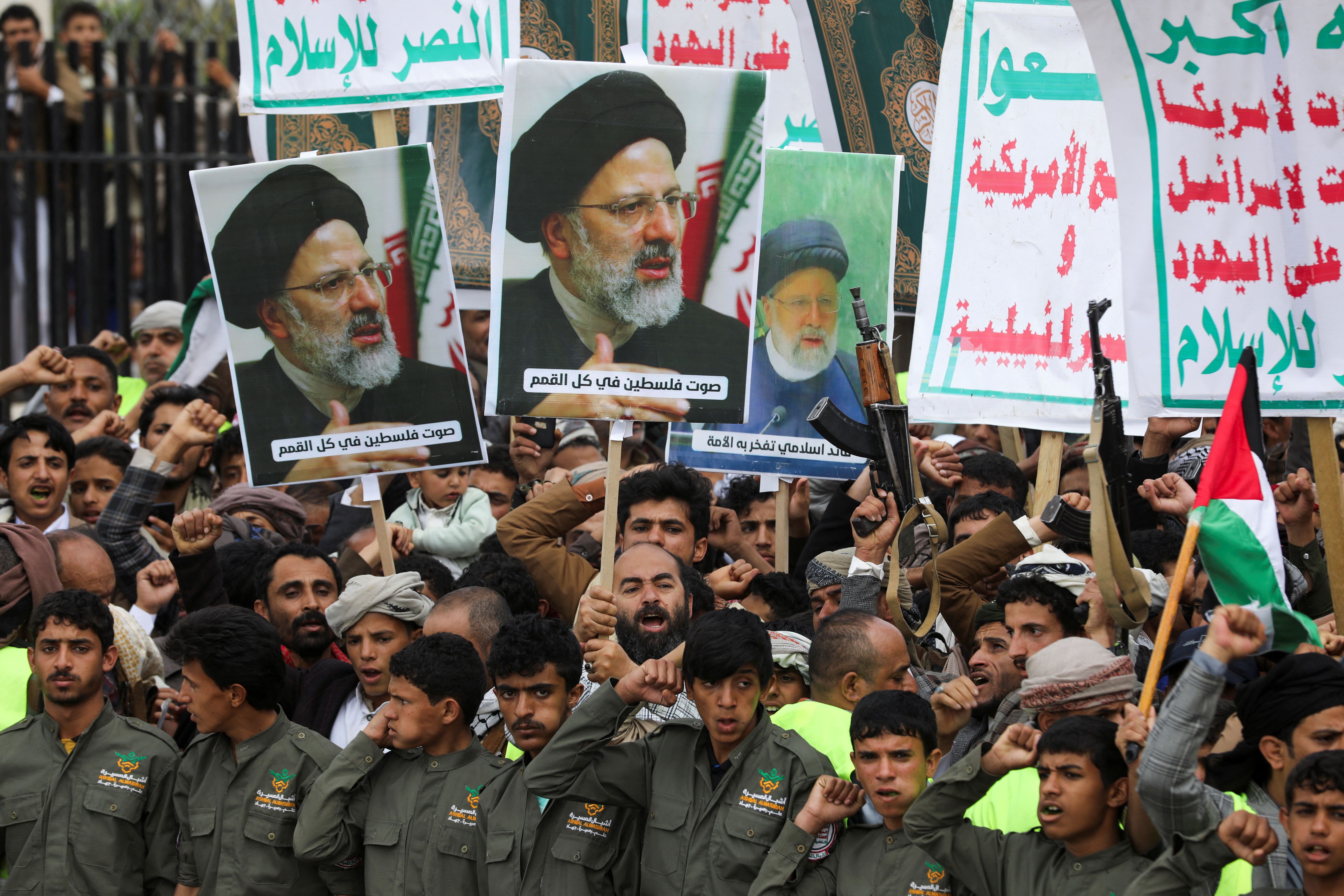تظاهرات حوثی‌های یمن در حمایت از فلسطین با در دست داشتن تصاویری از ابراهیم رئیسی، صنعا، چهارم خرداد