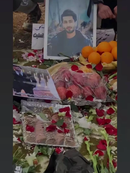 دفن محتجّ قُتل في أزنا من دون مراسم وبحضور محدود لأفراد من عائلته