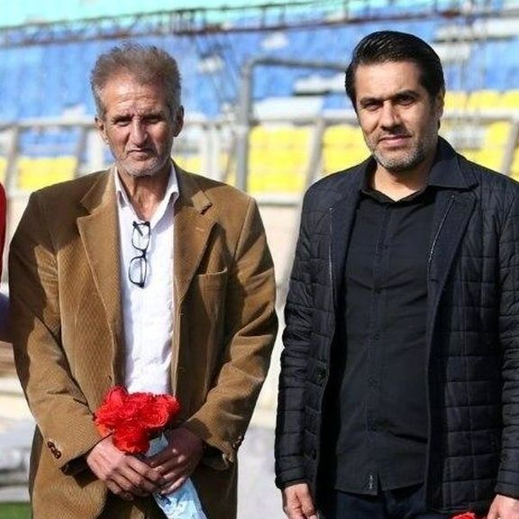 بازیکنان پرسپولیس به یاد منوچهر شفقتیان با بازوبند مشکی وارد زمین میشوند