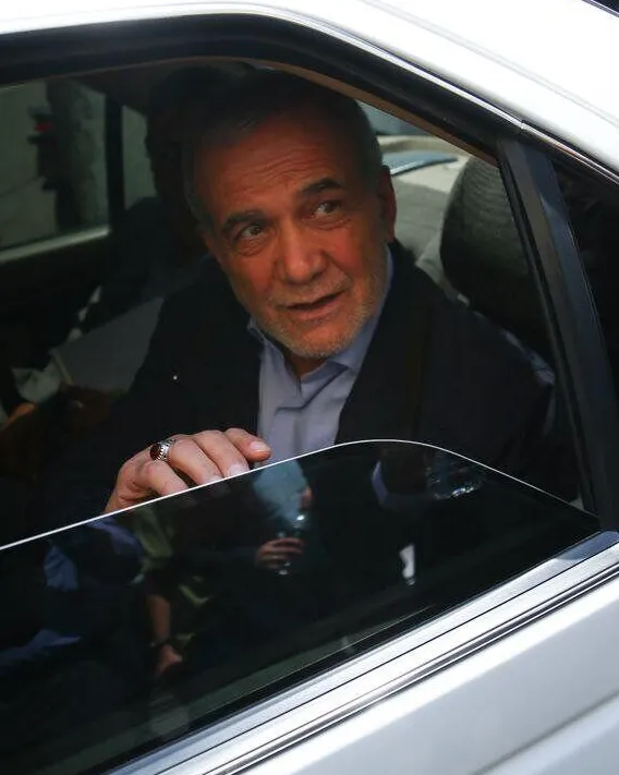 شركة توزيع النفط في إيران تنفي بيع بنزين مخلوط بالماء لسيارة بزشكيان