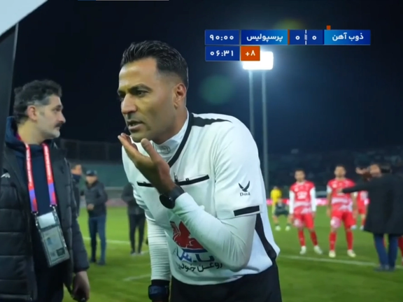 داور ذوبآهن-پرسپولیس با وجود تایید VAR پنالتی نگرفت، تا اطلاع ثانوی محروم شد