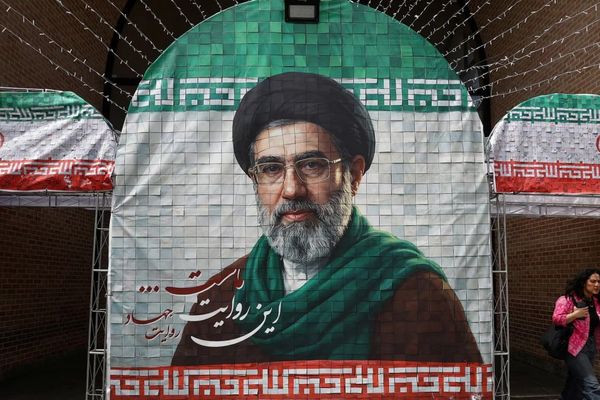 مقام وزارت بهداشت: مجتبی خامنهای فقط چند جراحت سطحی بر صورت، سر و پاها داشت