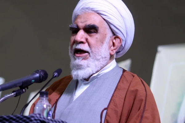 رجل دين مقرب من النظام الإيراني يحرض على قتل ترامب بسبب تهديده لخامنئي