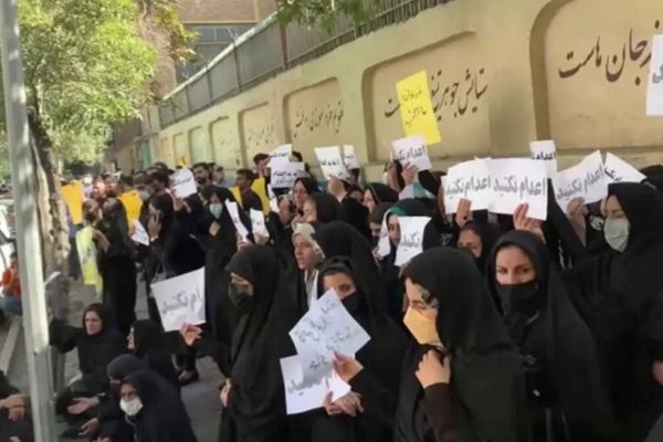 احتجاجات لعائلات المحكومين بالإعدام أمام البرلمان الإيراني.. وقوات الأمن تهاجم المحتجين