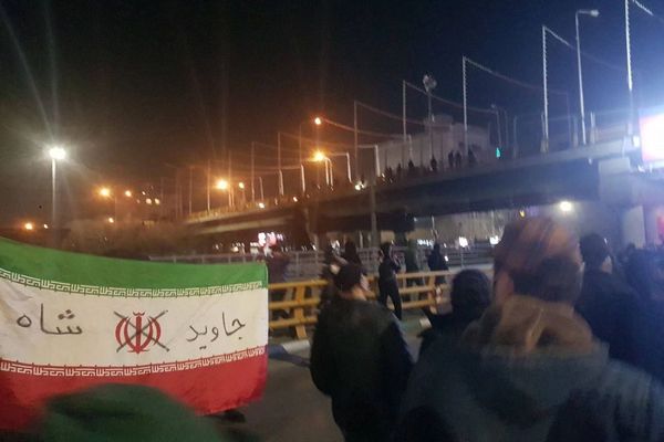 شاهد عيان لـ "فرانس برس": قوات الأمن الإيرانية تطلق النار على المحتجين من الخلف