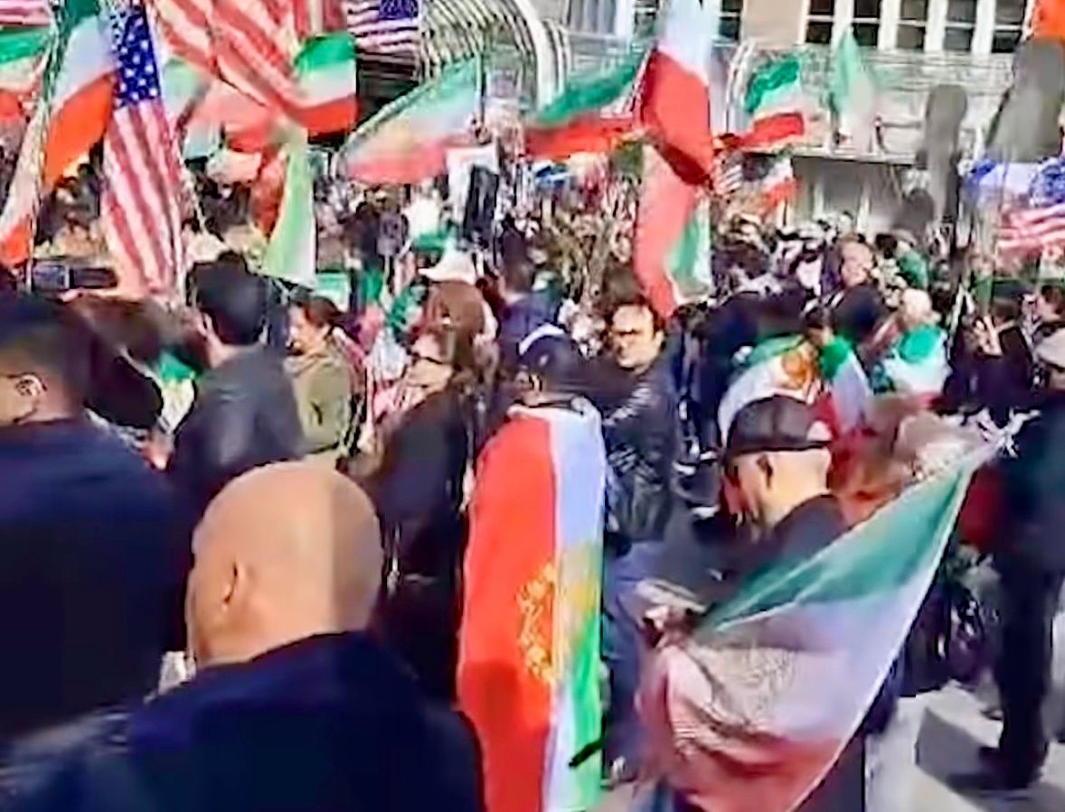 حامیان شاهزاده رضا پهلوی در نقاط مختلف جهان، مقابل اماکن دیپلماتیک آمریکا تجمع کردند