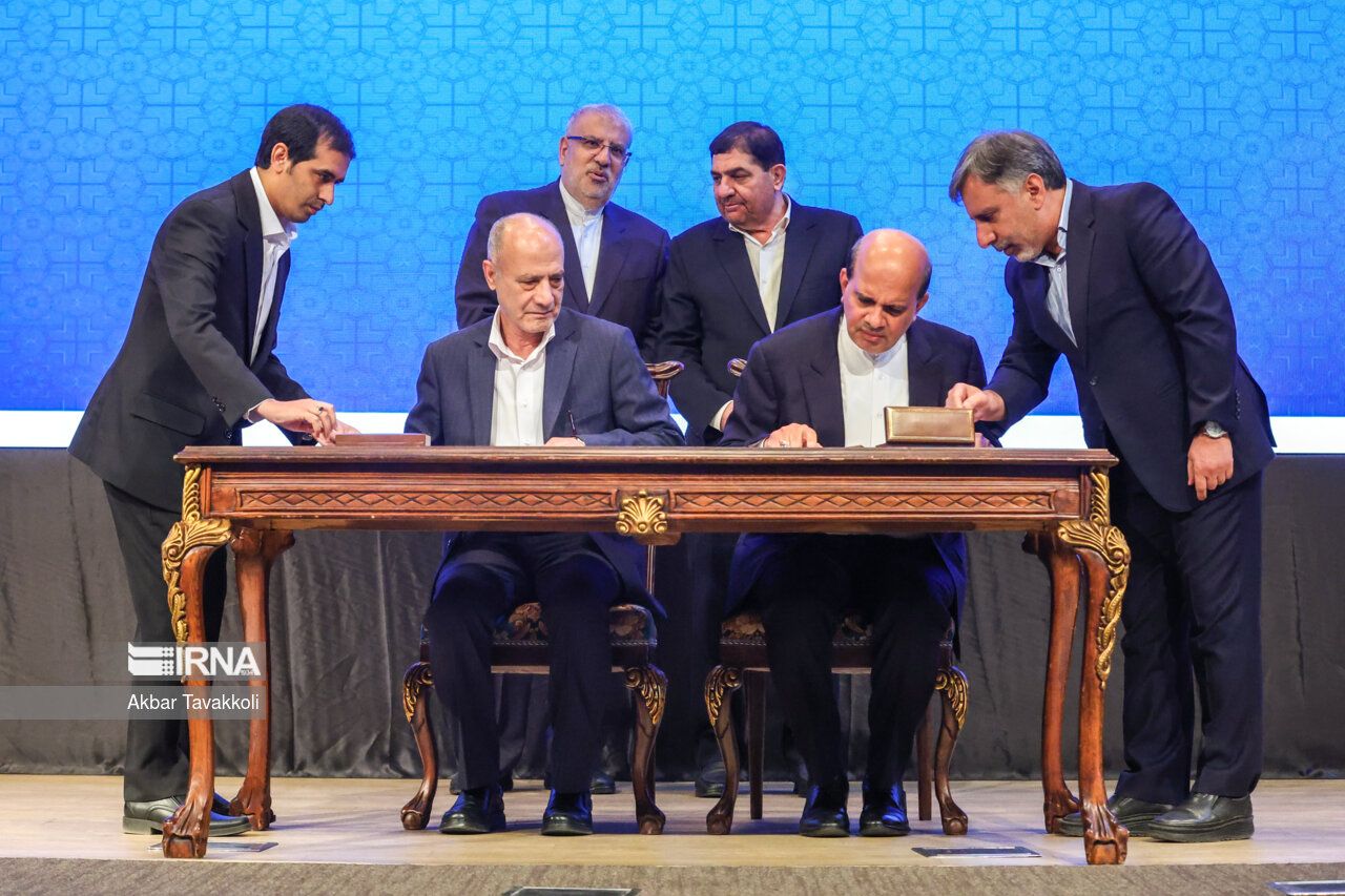 Iran’s Vice President Mohammad Mokhber (top right) and Oil Minister Javad Owji (top left) watching over as CEO of the National Iranian Oil Company (NIOC) Mohsen Khojasteh Mehr (2nd right) signs a contract with CEO of Dasht Azadegan Arvand consortium Hossein Zanganeh for development of the southwestern Azadegan oilfield, Tehran, March 17, 2024  