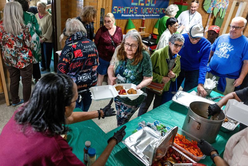 صف‌های طولانی مردم برای دریافت کمک‌های غذایی در شهرهای آمریکا