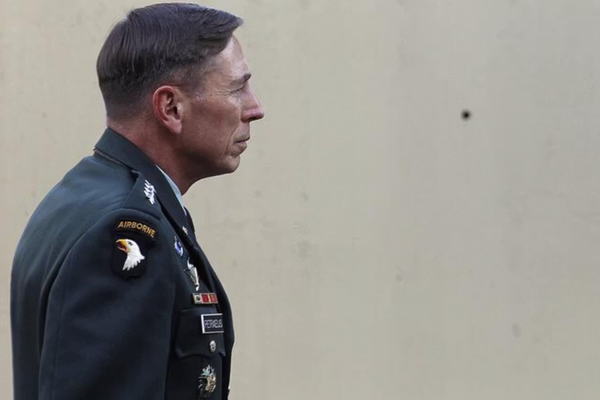 بترايوس: استمرار مقاومة النظام الإيراني يزيد من الضغط على الشعب