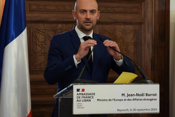 وزير الخارجية الفرنسي يطالب إيران بالإفراج عن مواطنين فرنسيين في سجونها