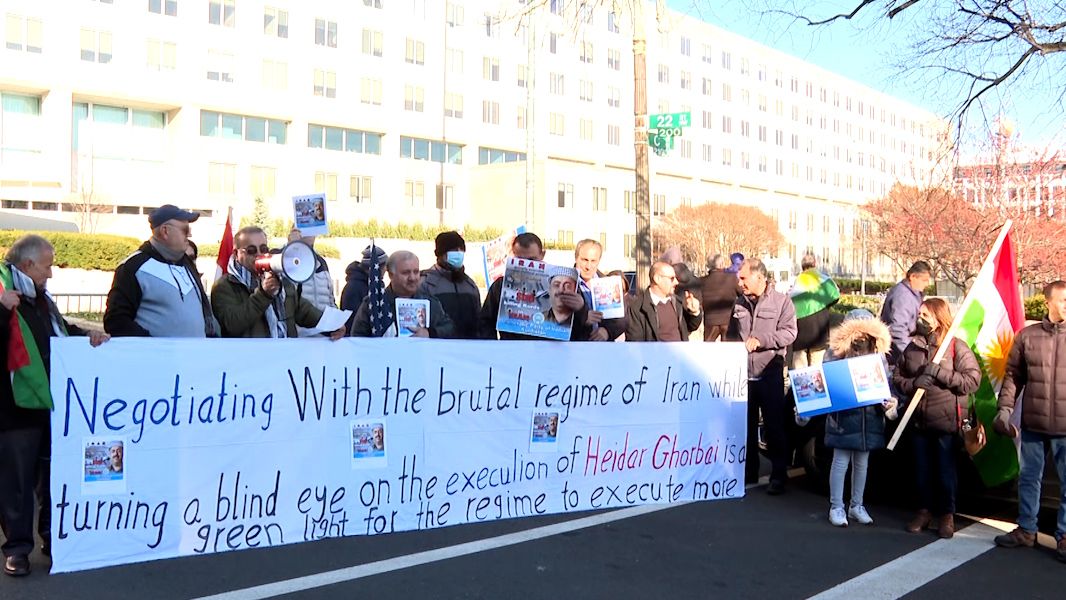 گروهی از کردهای مقیم واشینگتن دی‌سی در اعتراض به اعدام حیدر قربانی تجمع کردند