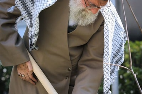 برلماني إيراني يتوعد ترامب: خامنئي "خط أحمر"