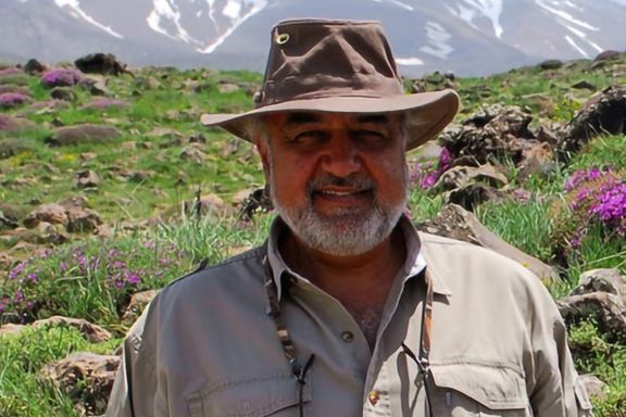 دختر مراد طاهباز، فعال محیط زیست زندانی در ایران،مقابل وزارت خارجه بریتانیا اعتراض میکند