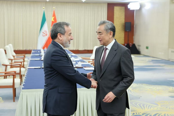 وزير الخارجية الصيني لنظيره الإيراني: جمود المفاوضات النووية لا يخدم العالم