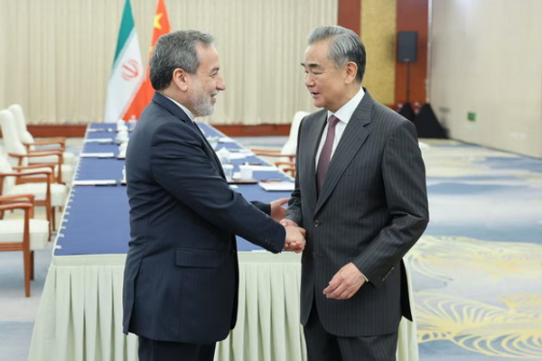 وزير الخارجية الصيني: الملف النووي الإيراني وصل إلى طريق مسدود ويجب استئناف الحوار