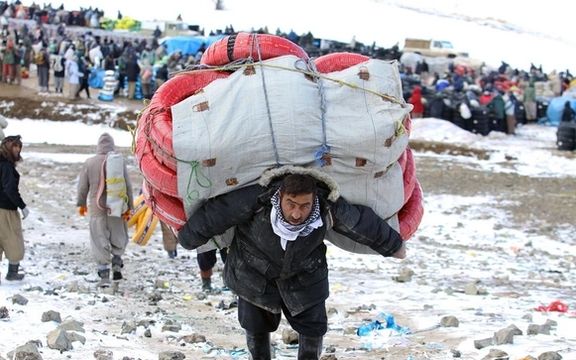روزنامه اعتماد: طی ۱۰ روز، یک کولبر کشته، سه نفر مفقود و ۵ کولبر زخمی شدند