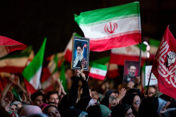 الضربات الأميركية تعمّق الجدل في طهران بين التسوية والمواجهة
