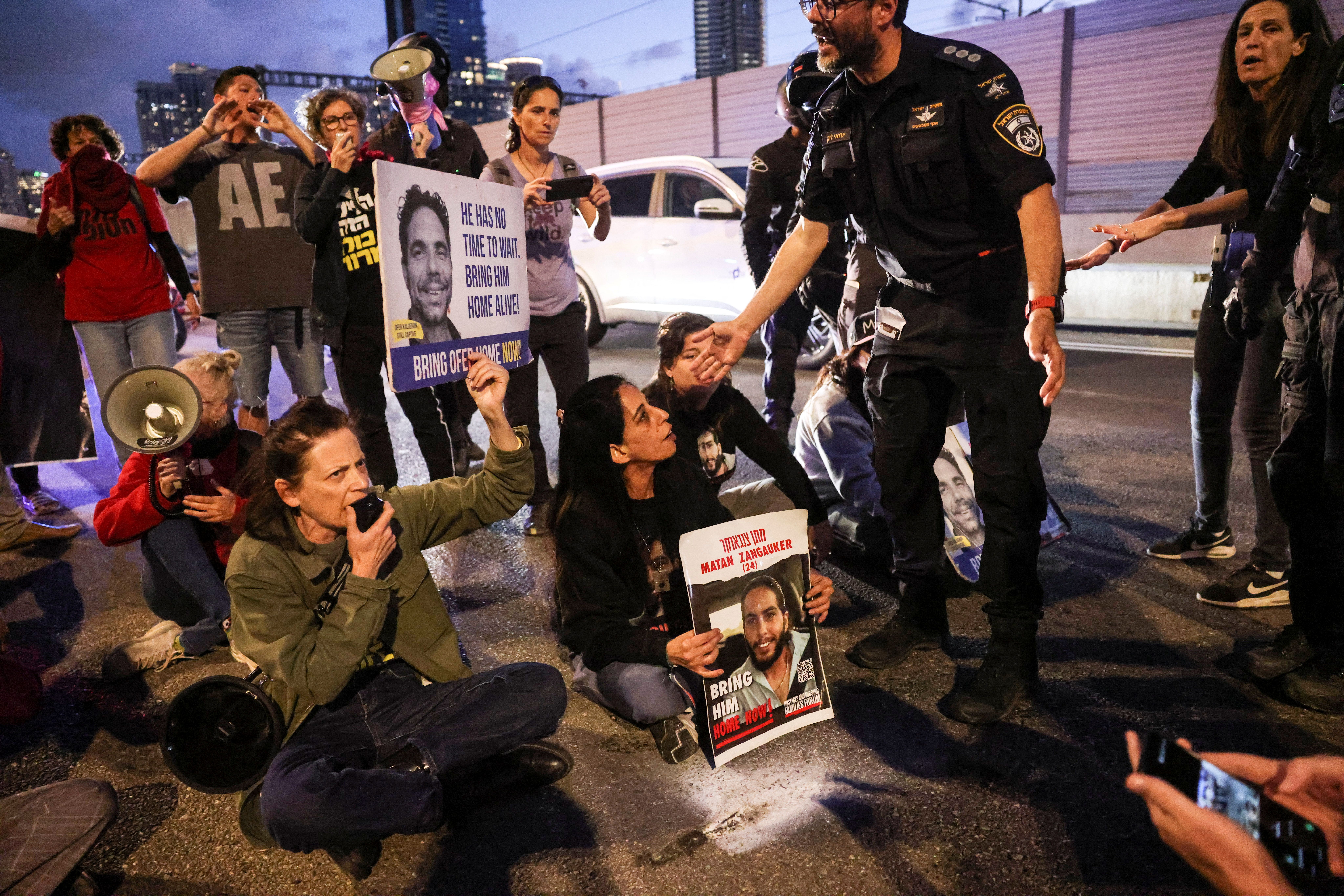 تجمع معترضان و درخواست آن‌ها برای آزادی گروگان‌های در بند حماس، تل‌آویو، ۱۷ اردیبهشت