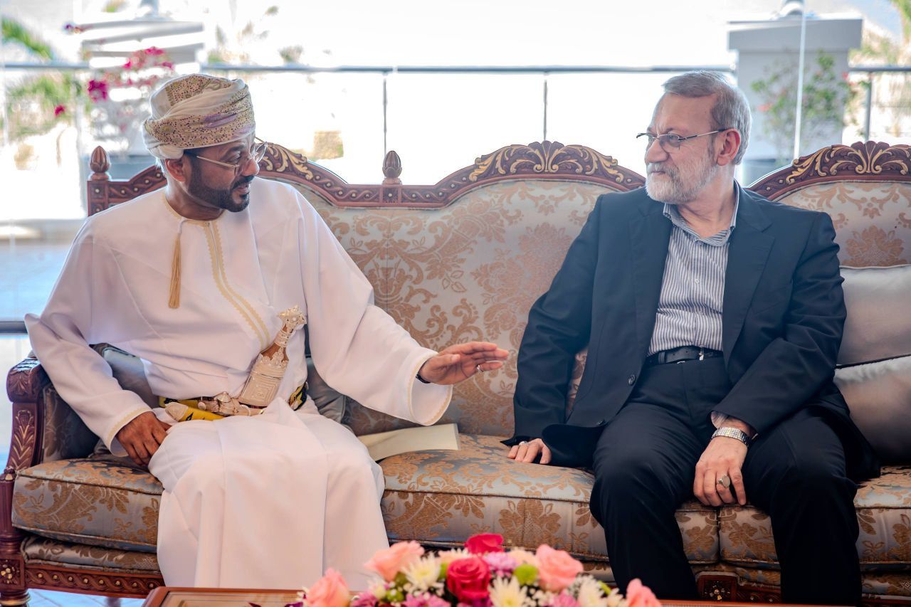 Image from Muscat meeting prompts speculation about written message
