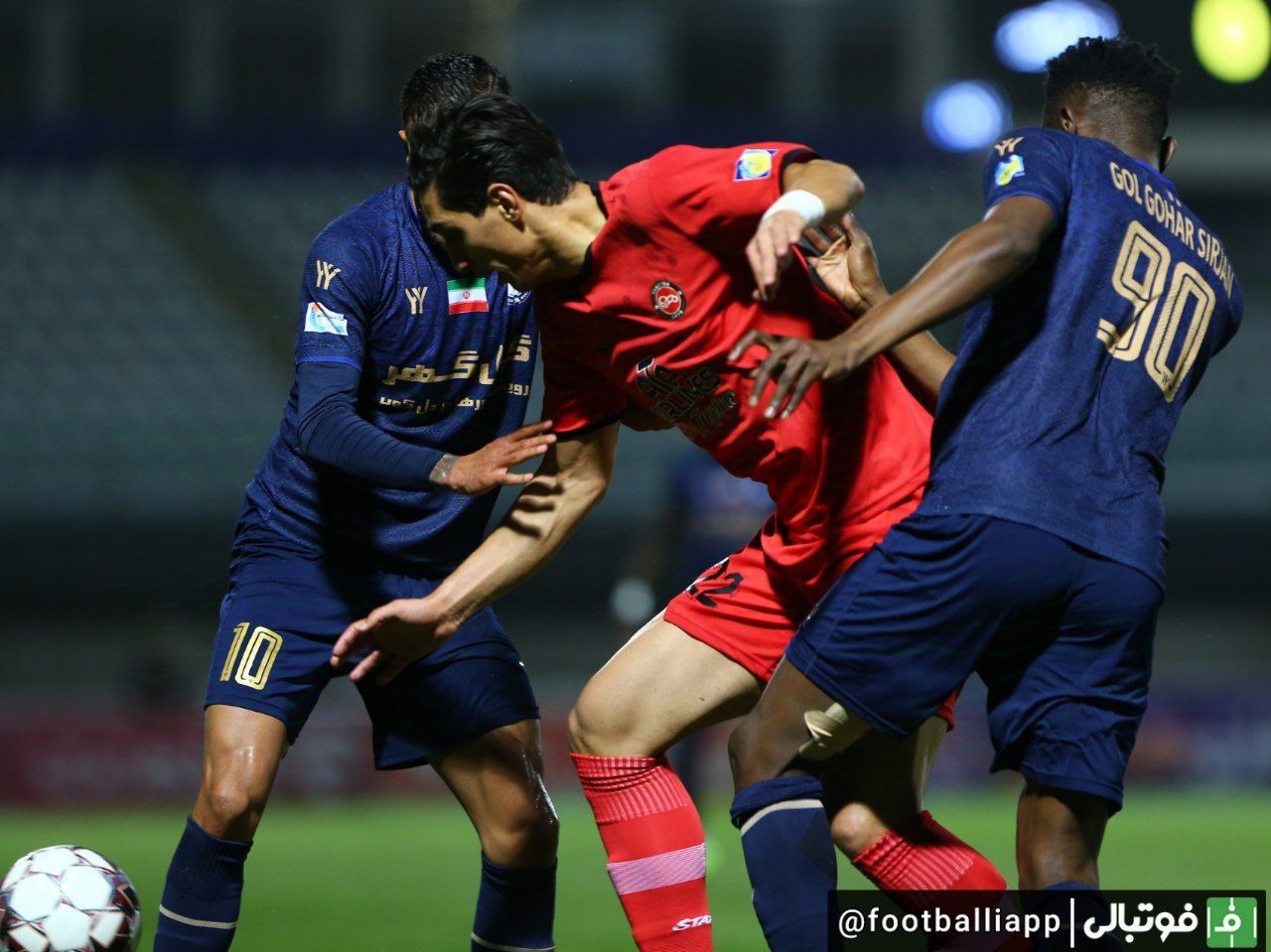 گل‌گهر ۰-۲ تراکتور؛ اسکوچیچ با یک بازیکن کمتر، انتقام گرفت و صدرنشین شد