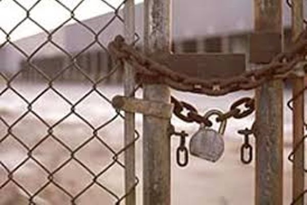 اقتصاد معطّل.. حكومة معلّقة.. مجتمع ينتظر.. الانهيار لا يظهر بالضرورة في الشارع