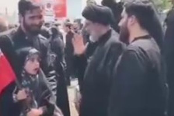 رغم اختبائه.. وسائل إعلام الحرس الثوري تزعم حضور ابن خامنئي مراسم تشييع قتلى الحرب