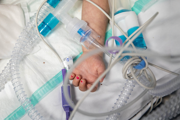 صحيفة إيرانية: مصرع 3 أطفال في طهران بسبب "مبيد حشري"