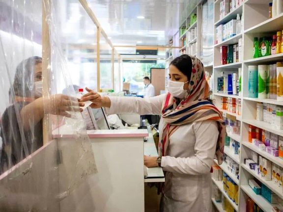 جمعية الصيادلة في إيران ترفض ربط صرف الدواء بالحجاب.. وتؤكد: مشكلتنا في شح الأدوية