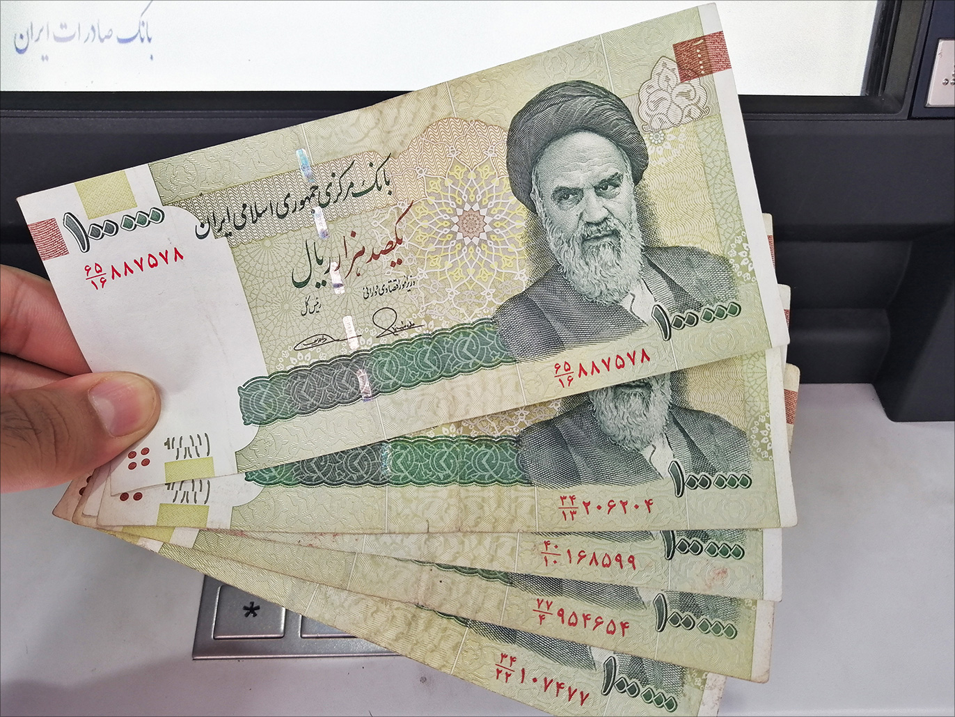 سعر الدولار الأميركي يتجاوز 106 آلاف تومان في السوق الحرة بإيران