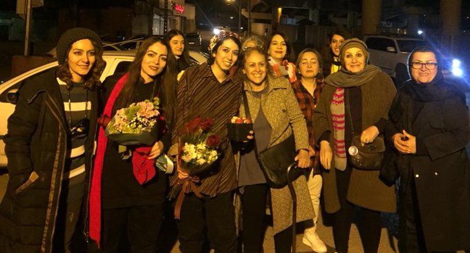 Released Female Detainees Chant Anti-Regime Slogans In Front Of Evin Prison