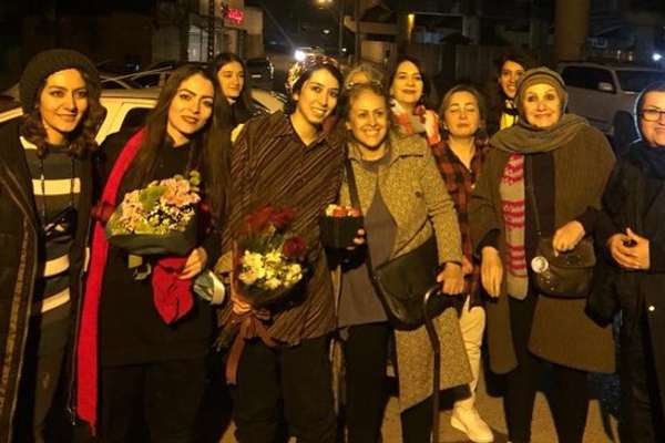 Released Female Detainees Chant Anti-Regime Slogans In Front Of Evin Prison
