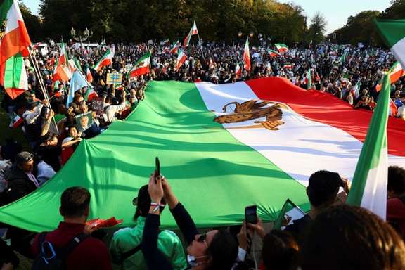 Diaspora Iranians protesting in Berlin on October 22, 2022