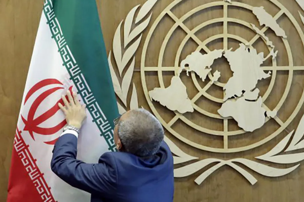 بسبب مخاوف أمنية.. إجلاء بعض الموظفين الدوليين وعائلاتهم مؤقتًا من إيران