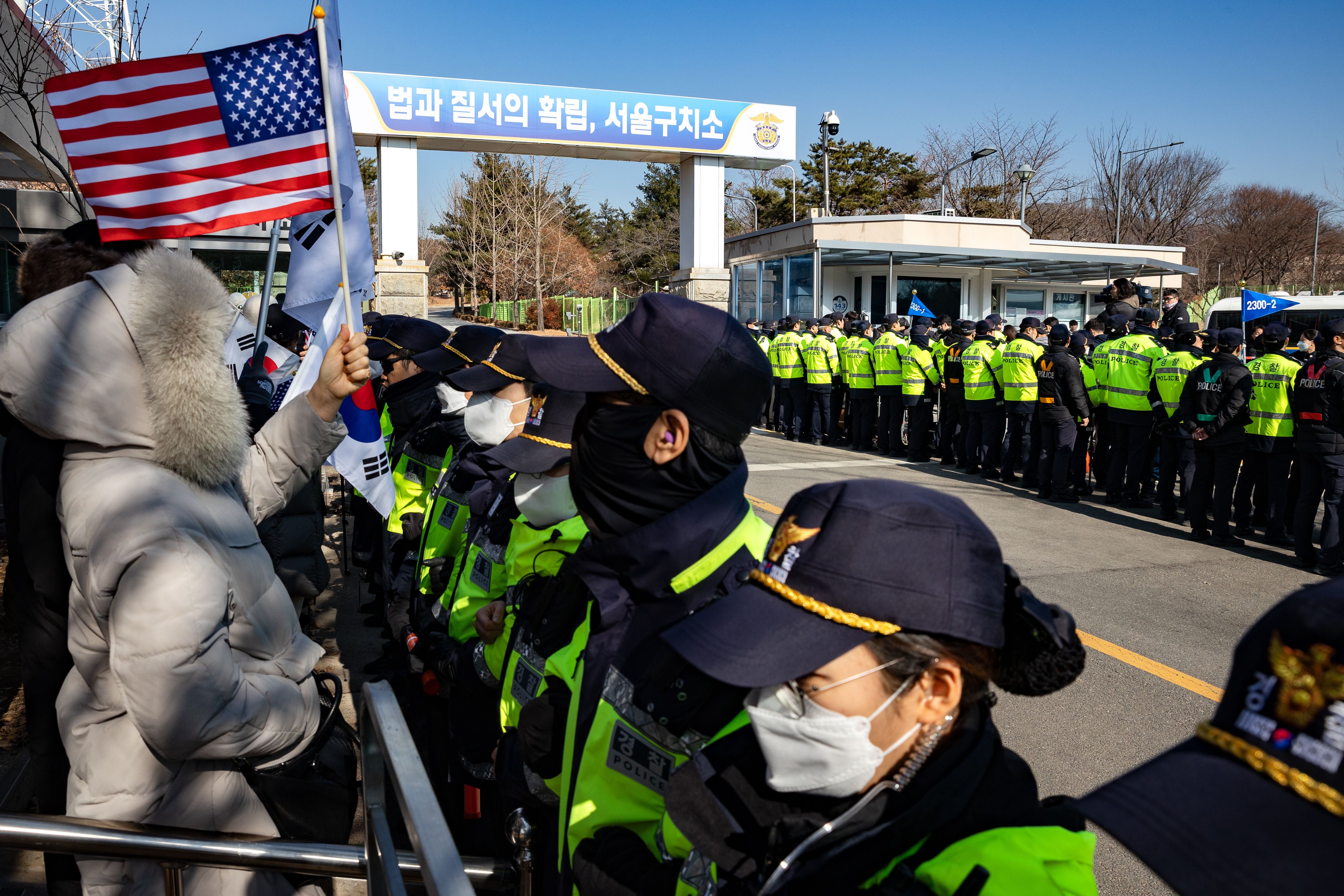 حامیان رییس‌جمهور مقابل دروازه اصلی بازداشتگاه سئول
