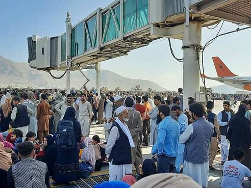 سفارت آمریکا در کابل از شهروندان آمریکایی خواست به فرودگاه کابل نزدیک نشوند