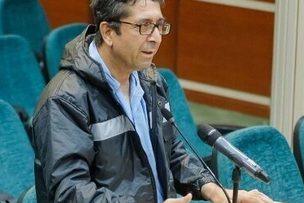 نقل طبيب وسجين سياسي إيراني إلى الحبس الانفرادي بعد إضرابه عن الطعام