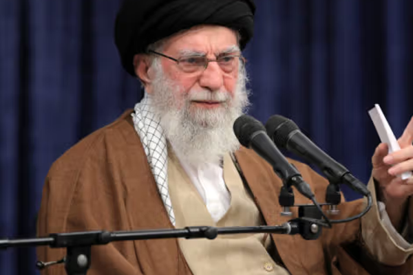 خامنئي: إظهار الولاء للنظام أمر ضروري ويجب عدم تضخيم الخلافات في وجهات النظر