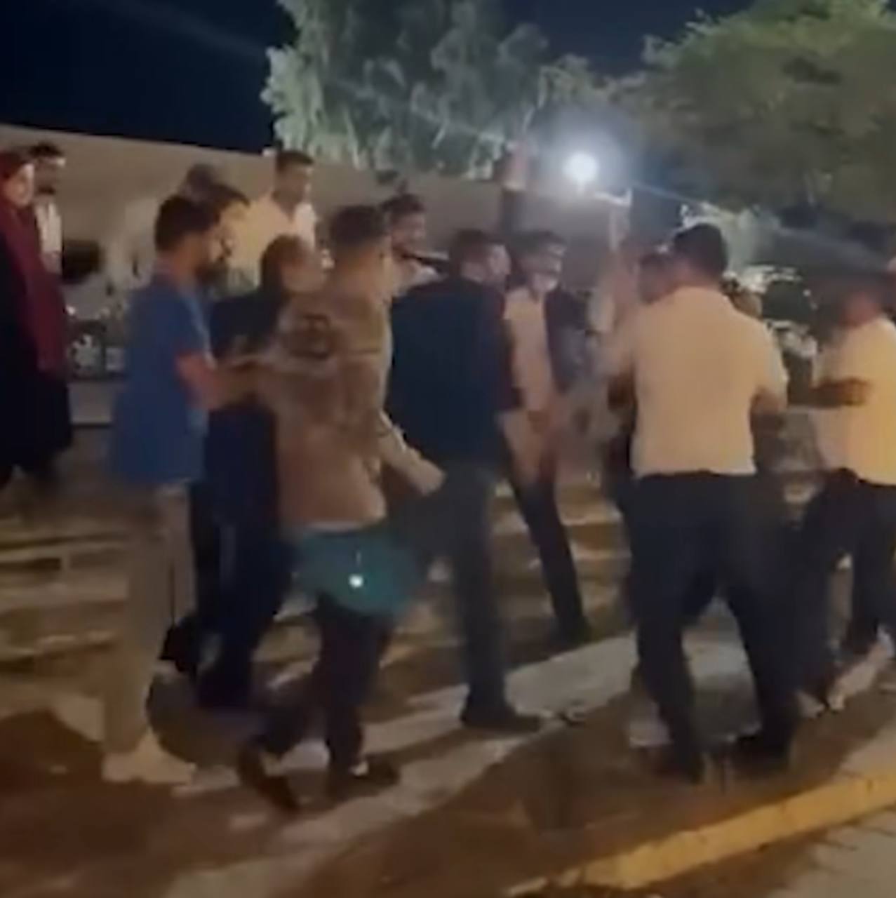 ماموران لباس‌شخصی در قم با کشیدن اسلحه به‌ چند زن به‌دلیل قلیان کشیدن حمله کردند