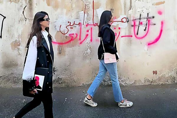 بعد أن وصفه سابقًا بـ "خطة الظلام".. الرئيس الإيراني بين المطرقة والسندان بشأن "الحجاب"