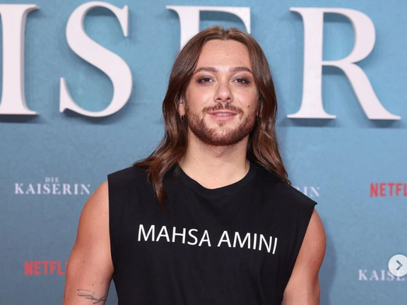 ریکاردو سیمونتی بازیگر آلمانی در حمایت از زنان ایرانی لباسی با نام مهسا امینی پوشید