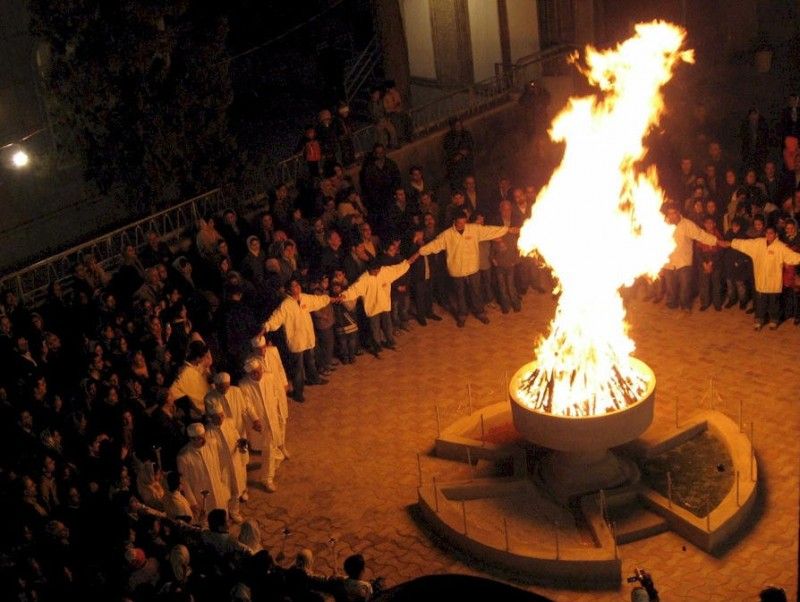 الزرادشتيون الإيرانيون يحتفلون بعيد "سده" تحت قيود مشددة 