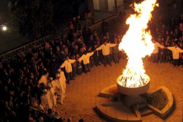الزرادشتيون الإيرانيون يحتفلون بعيد "سده" تحت قيود مشددة