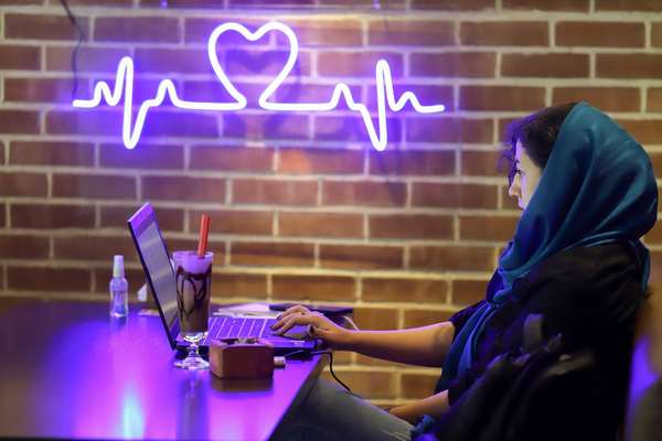 205 matchmaking websites licensed in Iran amid declining marriage rates