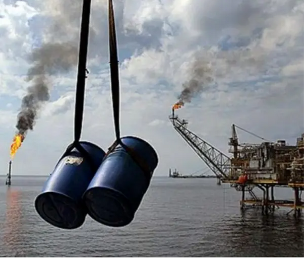 "بلومبرغ": "ترتيبات غير رسمية بشأن تدفق النفط" بين إيران والولايات المتحدة