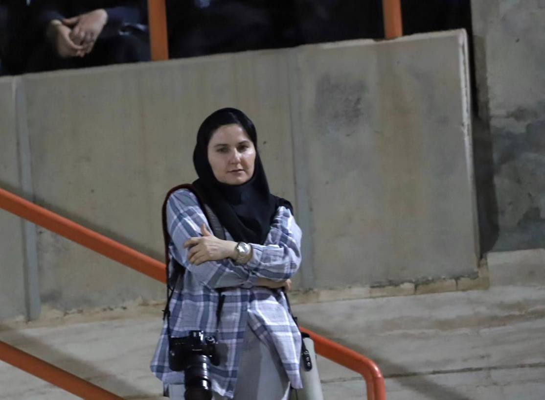 زنان به استادیوم‌های مردان راه پیدا کردند، اما اجازه عکاسی ندارند!