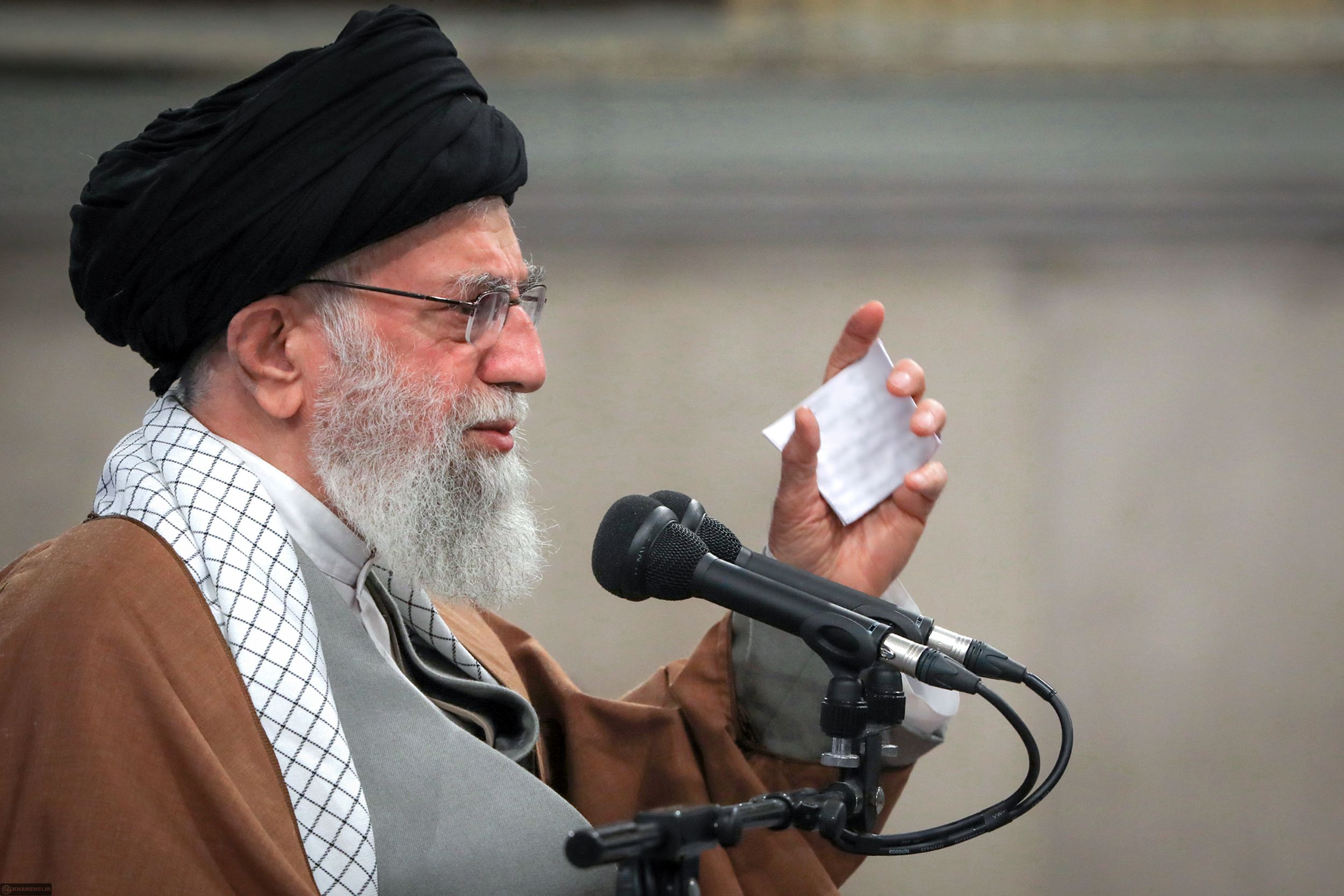 دو روز پیش از مرگ قاسم سلیمانی در دیدار مورخ ۱۱ دی‌ماه ۱۳۹۸: «باز آن جناب (ترامپ) توئیت کرده ….که ما این را از چشم ایران می‌بینیم، دست ایران است و ما پاسخ به ایران خواهیم داد. غلط می‌کنید!»